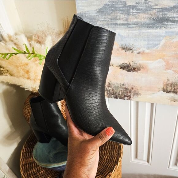 Qupid Snakeskin Print Elastic Side Ankle Booties - Size 8.5 - Picture 7 of 15